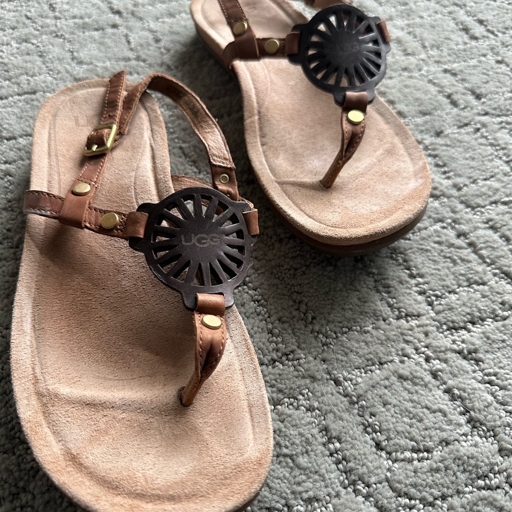 UGG Ayden Tan Sandals with Black Sundial detail, size 6.5